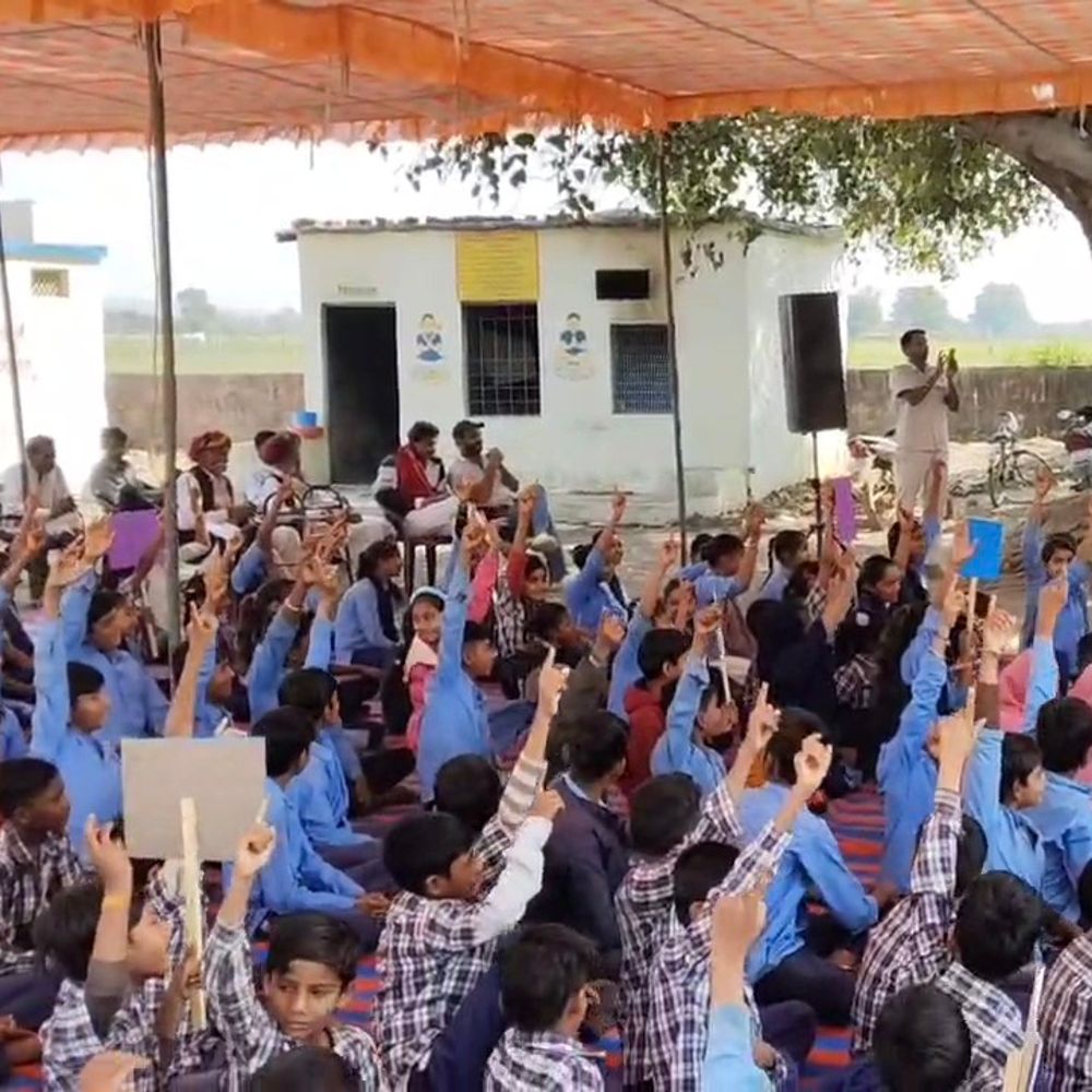 50 बच्चों ने हाथ उठाकर कहा- हमारी सगाई हो गई:  जज ने लोगों से कहा- सगाई करने बच्चे को प्रताड़ित किया तो कानून सख्ती से निपटेगा – Neemuch News