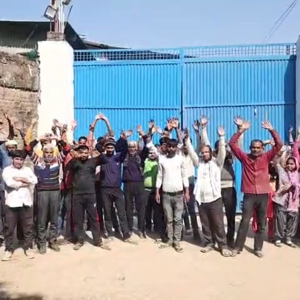 फैक्ट्री मालिक पर मजदूर से मारपीट का आरोप:मोबाइल देखने पर बोतल से हमला, कर्मचारियों ने काम रोका