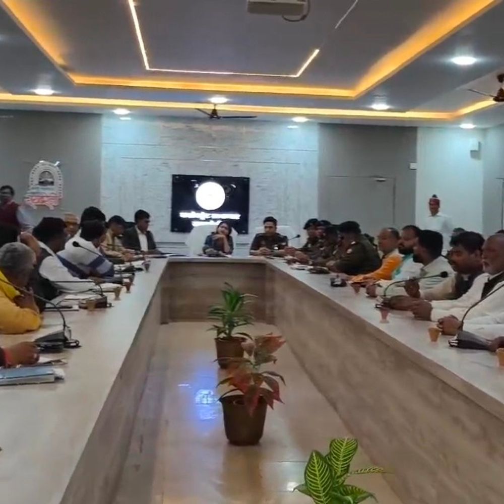 त्योहारों को लेकर रायबरेली जिला प्रशासन अलर्ट:डीएम-एसपी ने बचत भवन में अधिकारियों संग की बैठक