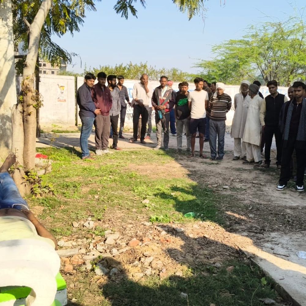 जालौन में पार्किंग कर्मी का शव मिला:गेस्ट हाउस की चेयर पर पड़ा था, खाना खाने के दौरान हार्टअटैक की आशंका