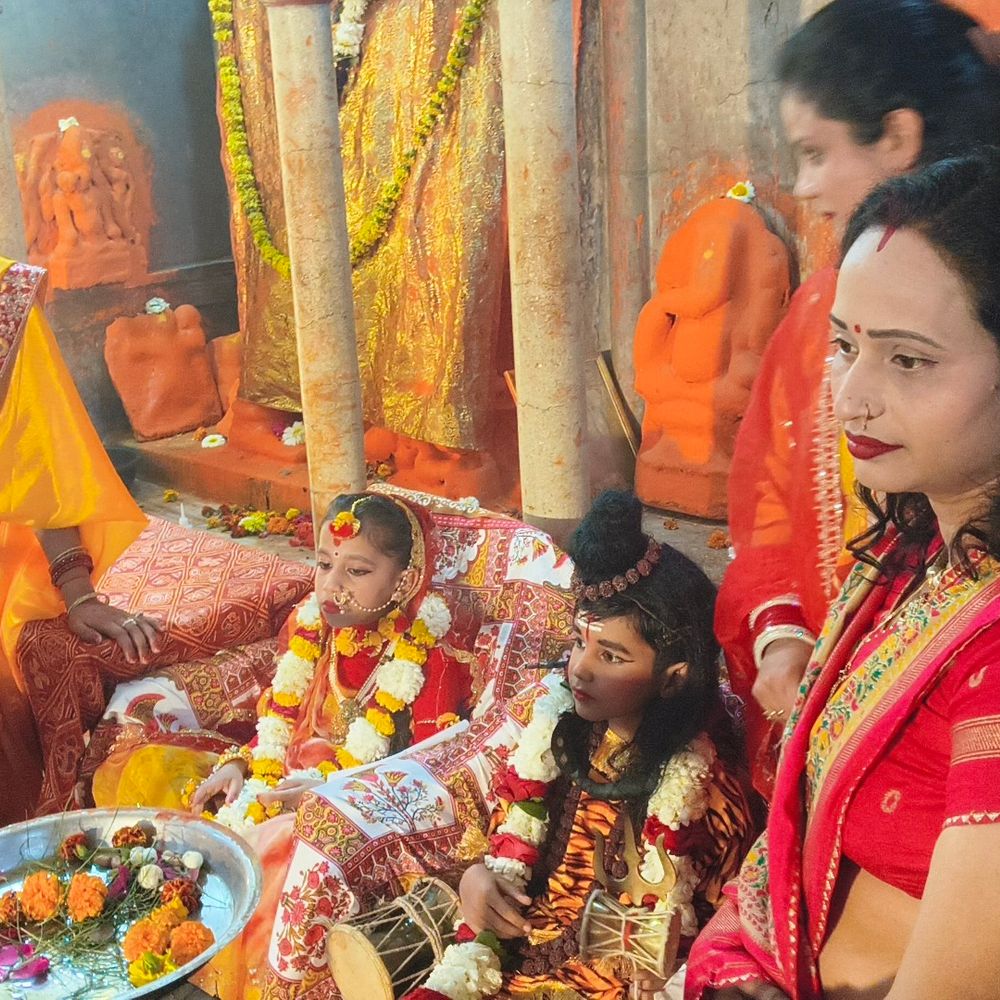 वृद्धेश्वरनाथ मंदिर में डीएम-एसपी ने किया जलाभिषेक:मिर्जापुर डीएम ने कहा शिव अभिषेक नकारात्मकता दूर करने का सर्वोच्च अनुष्ठान