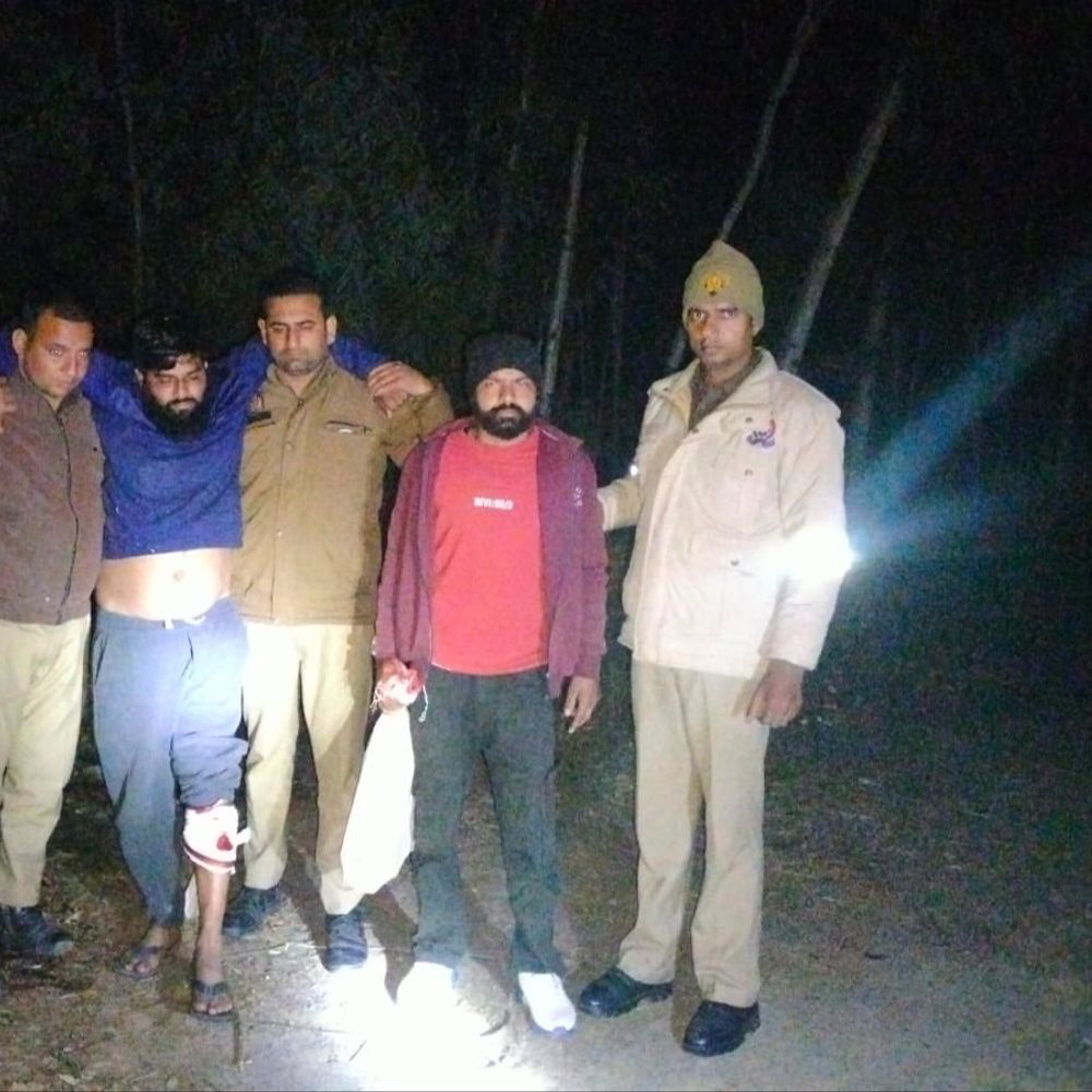 बरेली के भोजीपुरा में पुलिस और गौकशों के बीच मुठभेड़:एक बदमाश के पैर में लगी गोली, कांस्टेबल बाल-बाल बचा, घेराबंदी कर दो दबोचे