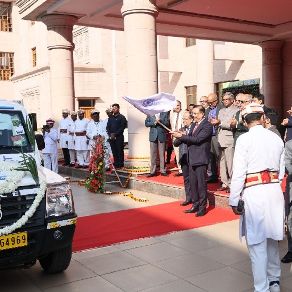 यूपी के 74 जिलों को मिले ‘न्याय रथ’:हाईकोर्ट लखनऊ बेंच से हरी झंडी; सुप्रीम कोर्ट के जज जस्टिस विक्रम नाथ की मौजूदगी में कार्यक्रम
