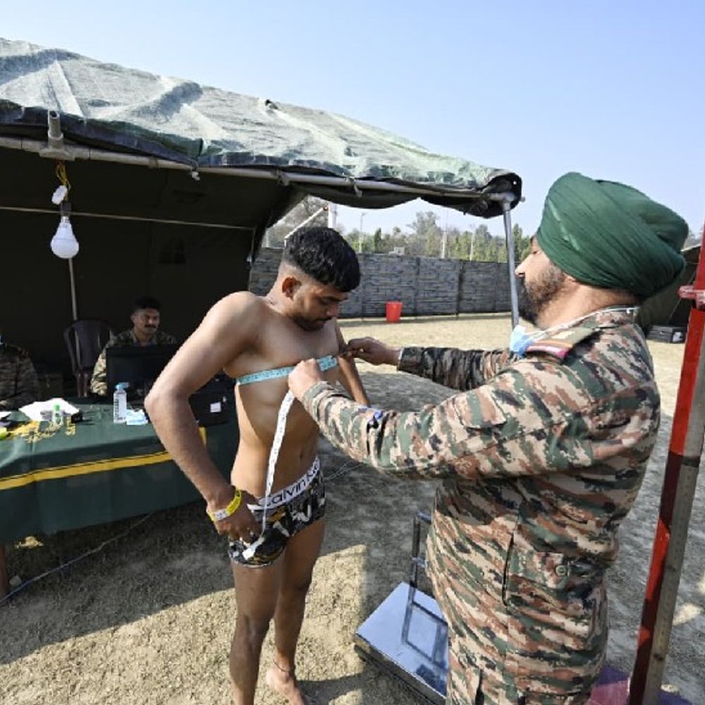 लखनऊ में अग्निवीर जीडी भर्ती रैली:AMC स्टेडियम में दौड़ और शारीरिक परीक्षा, 758 अभ्यर्थियों ने दिखाया दमखम, तस्वीरें देखिए