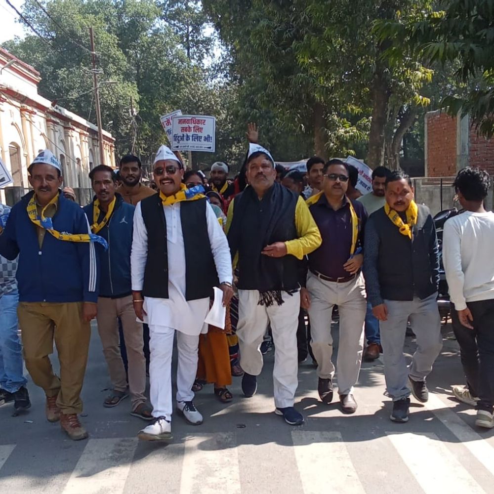 'आप' ने मोदी-ट्रंप ट्रेड डील का विरोध किया:हरदोई में कलेक्ट्रेट पर समझौते की प्रतियां जलाईं, ज्ञापन सौंपा