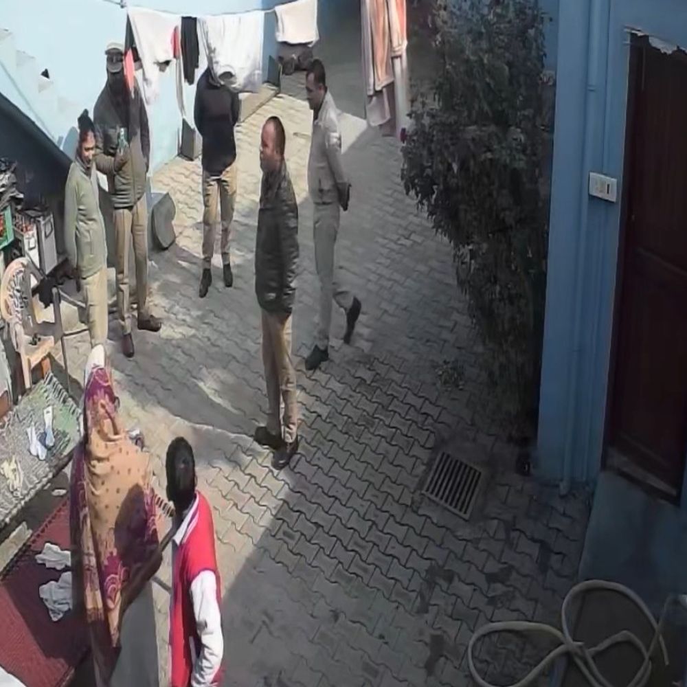 बदायूं में बिना रवानगी घर में घुसी पुलिस:महिलाओं से अभद्रता और एनकाउंटर की धमकी का आरोप; एडीजी ने सीओ को सौंपी जांच