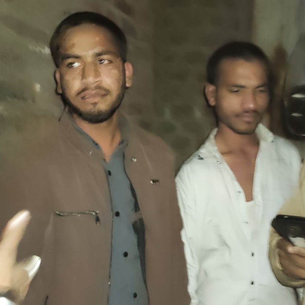 फिरोजाबाद में दंपती से लूट, पेमेश्वरगेट के पास वारदात:चेन छीनी, पति से मारपीट; भीड़ ने दो लुटेरों को पकड़ा