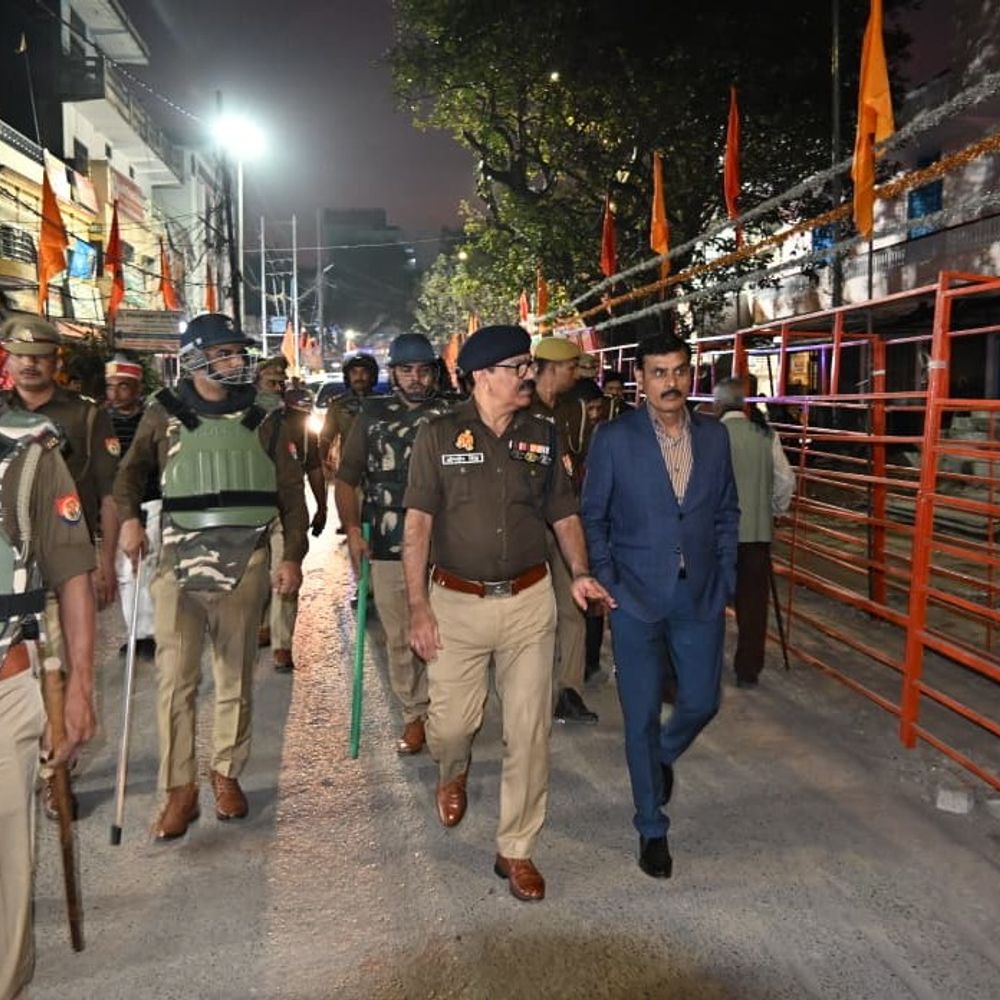 बलिया में डीएम-एसपी ने शिव बारात रूट का लिया जायजा:महाशिवरात्रि पर मंदिरों में सुरक्षा, श्रद्धालुओं की सुविधा के दिए निर्देश