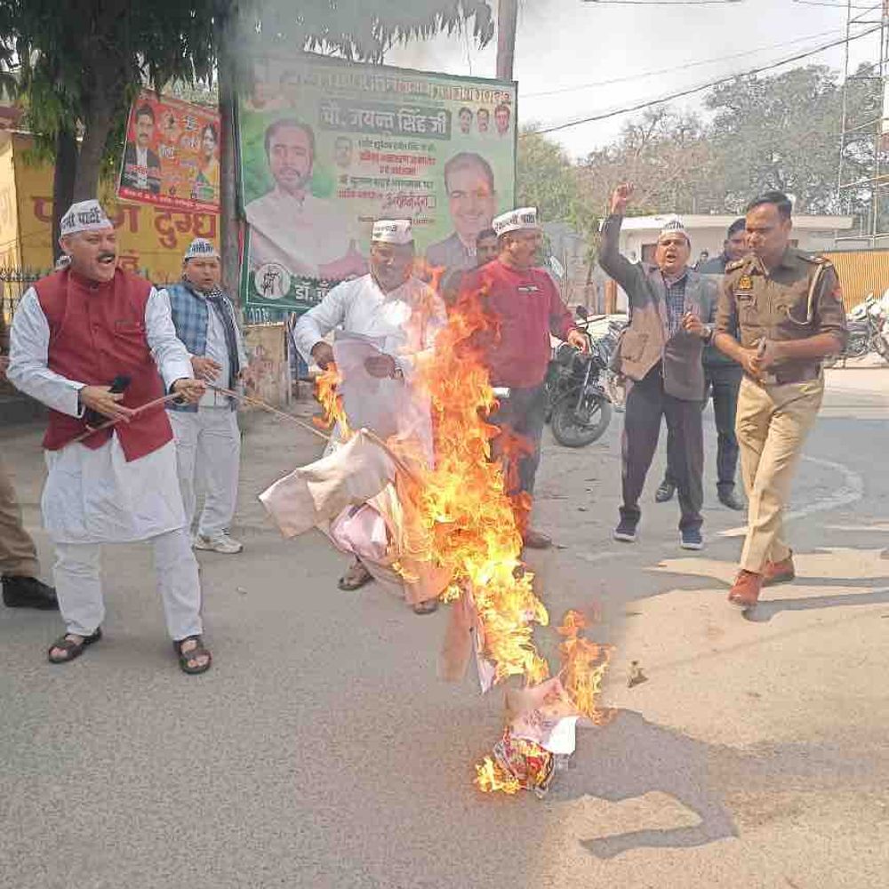 आप का मोदी-ट्रंप ट्रेड डील के खिलाफ प्रदर्शन:कार्यकर्ताओं ने फूंका केंद्र सरकार का पुतला, जलाई प्रतियां