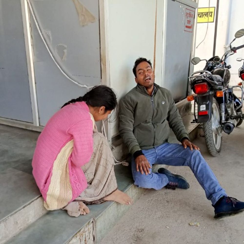 मरीज की मौत के बाद मेडिकल कालेज में हंगामा:शाहजहांपुर में भाई बोला- इंजेक्शन लगाने के लिए 200 रुपये लिए