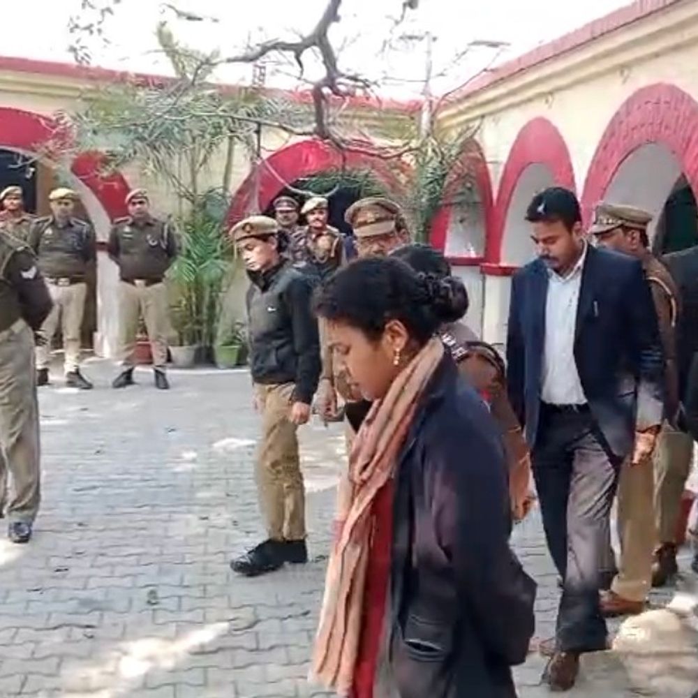 डीएम-एसपी ने सदर कोतवाली का निरीक्षण किया:थाना समाधान दिवस में फरियादियों की समस्याएं सुनीं, दिए निर्देश