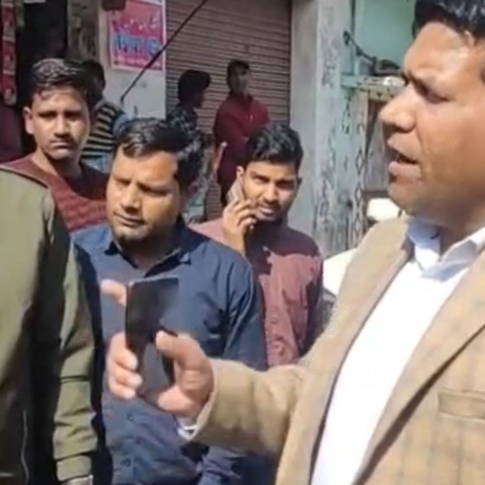 बदायूं में एआरटीओ की भीड़ से झड़प, VIDEO:निर्माणाधीन सड़क से निकाली गाड़ी, क्षतिग्रस्त हुई; स्थानीय लोगों ने विरोध किया