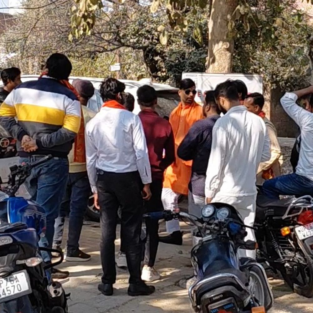 हिंदू रक्षा दल ने होटलों-रेस्टोरेंट में की छापेमारी:वैलेंटाइन डे पर जोड़ों को न दिखने की चेतावनी दी