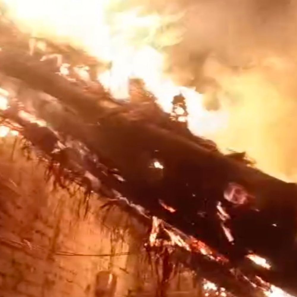 शाहजहांपुर में दबंगों ने घर में आग लगाई:धमकी देने का आरोप, पीड़ित ने SHO से कहा- मार दिए जाएं लेकिन अब थाने नहीं आएंगे