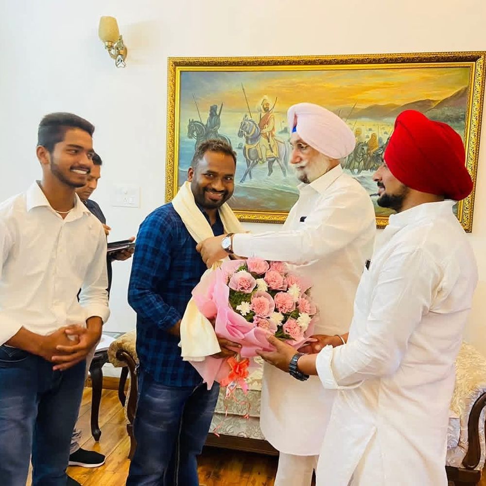 गुरदासपुर में कांग्रेस नेता चिट्‌टे के साथ पकड़ा:  श्मशान घाट की झाड़ियों में कर रहा था नशा, सांसद रंधावा के साथ फोटो सामने आई – Gurdaspur News