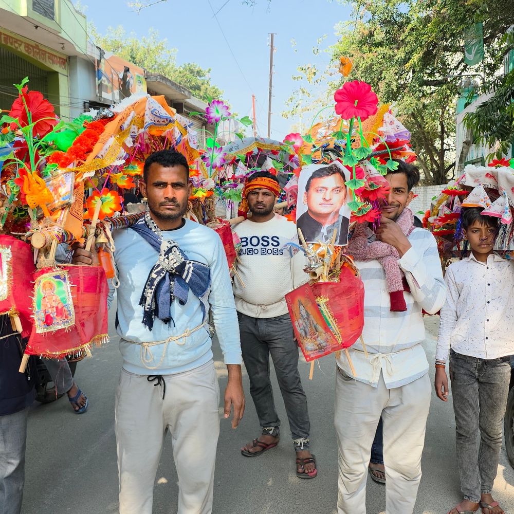 संभल में 'अखिलेश-मुलायम' नाम की कावड़ हरिद्वार से पहुंची:भक्त बोले- 2027 में सरकार बनाएंगे, दोनों धार्मिक और भोले के भक्त