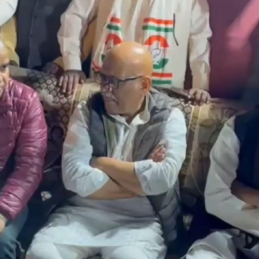 दरोगा अजय गोंड की मौत की न्यायिक जांच की मांग:कांग्रेस प्रदेश अध्यक्ष अजय राय परिजनों से मिले, बोले- दोषियों को कड़ी सजा हो