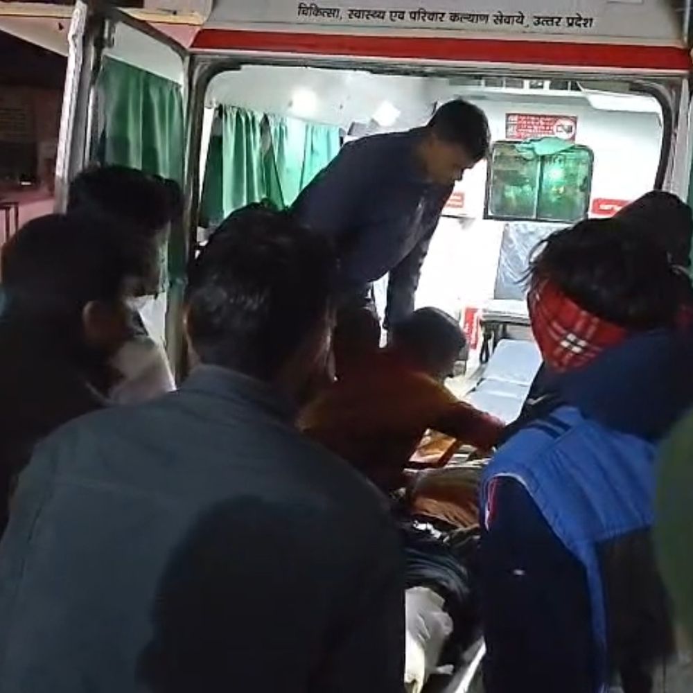 हरदोई में भीषण सड़क हादसा:बारात से लौट रहे दो युवक गंभीर घायल, जिला अस्पताल रेफर