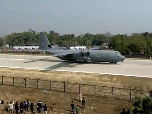 PM मोदी का असम दौरा- प्लेन मोरन हाईवे पर उतरा:यह एयरस्ट्रिप चाइना बॉर्डर से 300km दूर; राफेल-सुखोई, तेजस ने भी उड़ान भरी