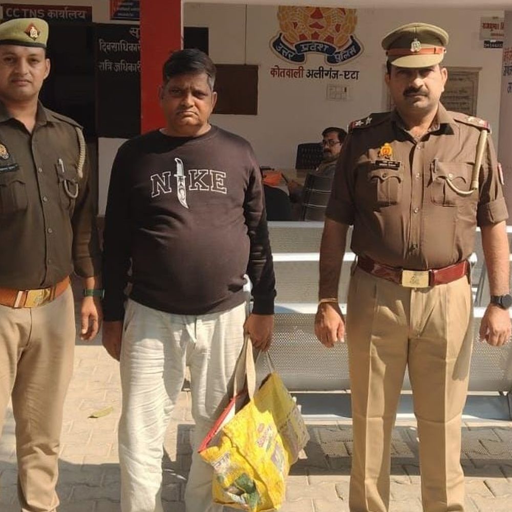 अलीगंज पुलिस ने 2 शराब तस्कर पकड़े:41 पव्वा अवैध देशी शराब बरामद, केस दर्ज