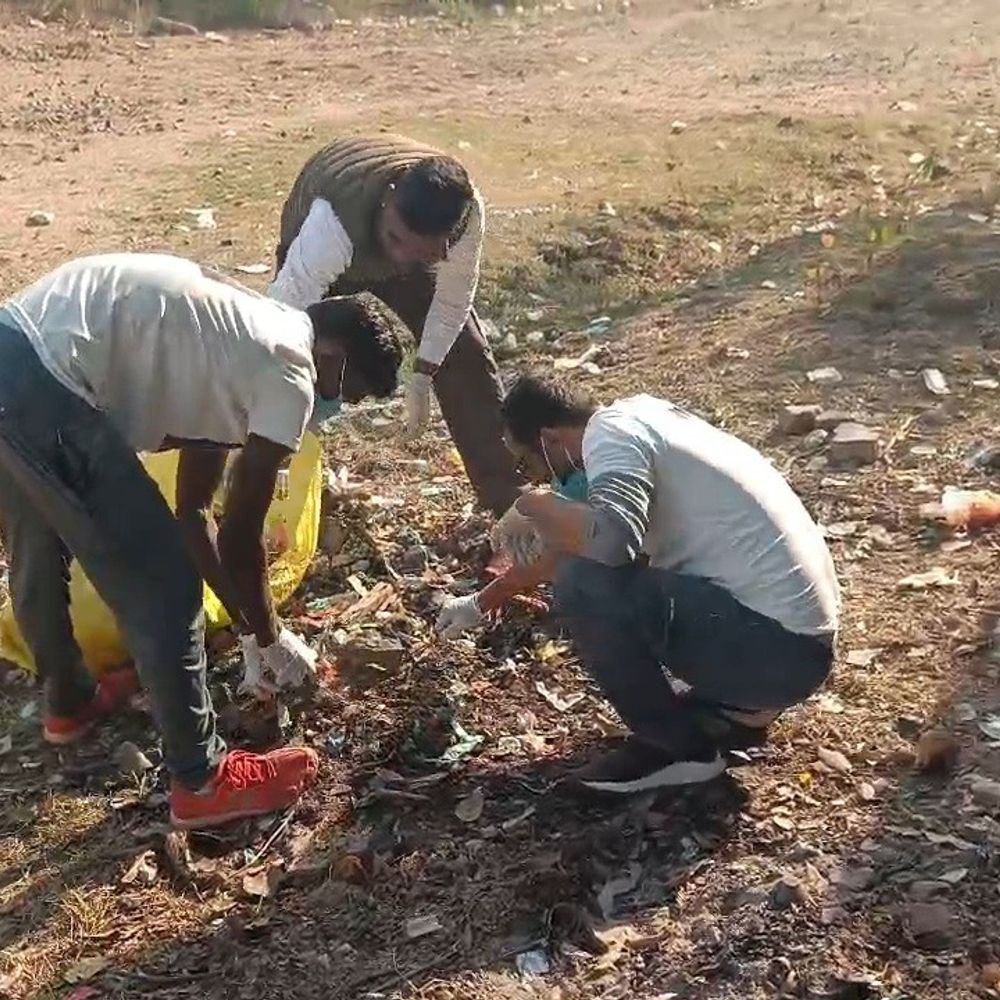 पुलवामा के शहीदों की याद में स्वच्छता अभियान:टीम उम्मीद के सदस्यों ने दमोह में दी श्रद्धांजलि