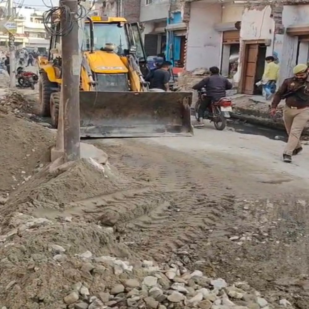 नगर आयुक्त ने शाहजहांपुर में नाले निर्माण का निरीक्षण किया:आवागमन बाधित न करने के निर्देश दिए, बोले-रास्ता भी बनेगा