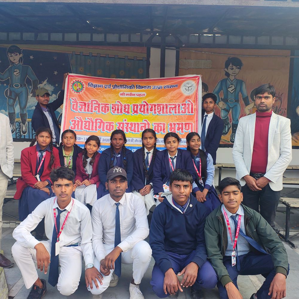 महराजगंज के 130 छात्रों ने किया औद्योगिक संस्थानों का भ्रमण:बिस्किट निर्माण प्रक्रिया और शोधशालाओं को करीब से जाना