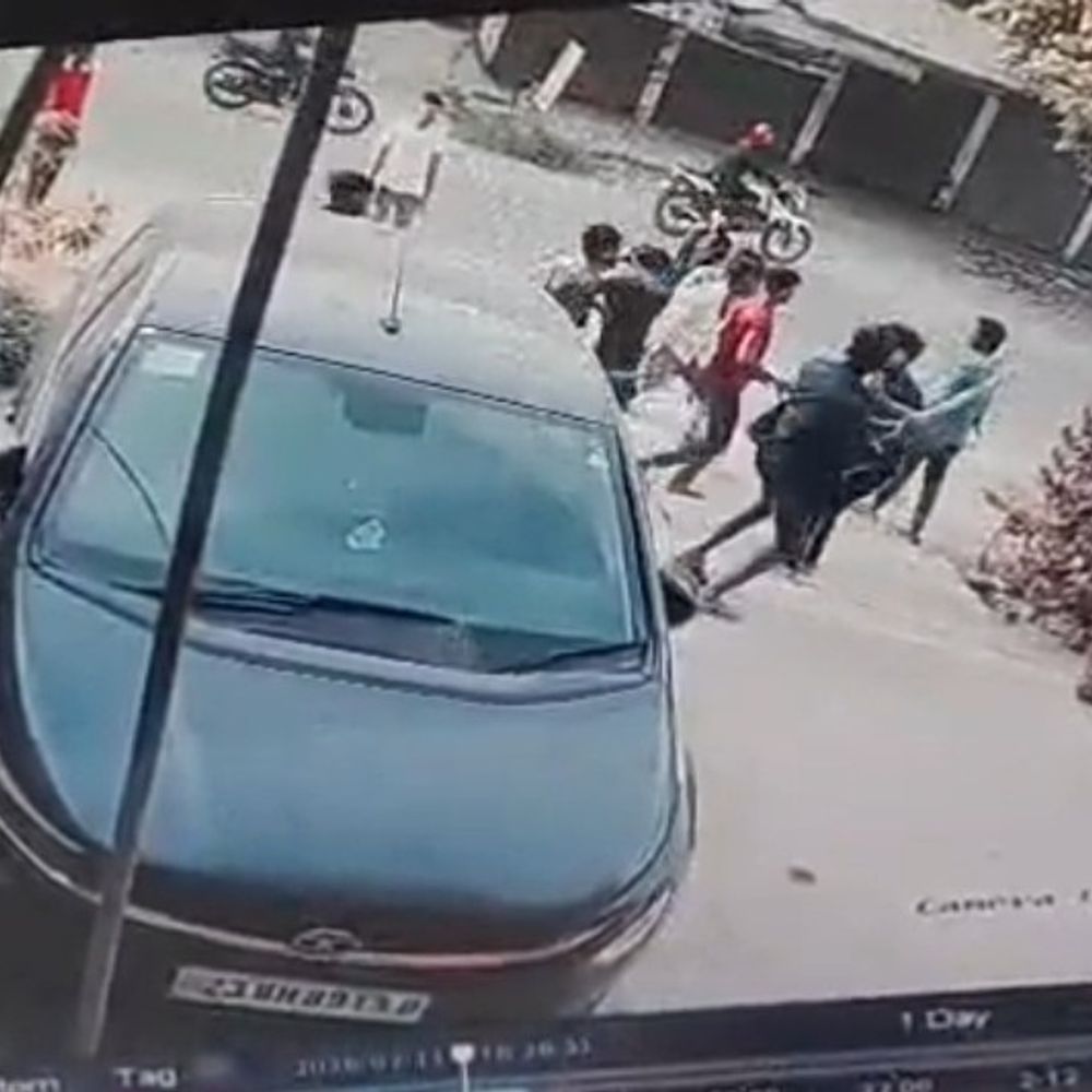 क्रिकेट मैच की कहासुनी पर मारपीट का VIDEO:कौशांबी में युवकों ने लाठी-डंडों से पीटा, घटना CCTV में कैद