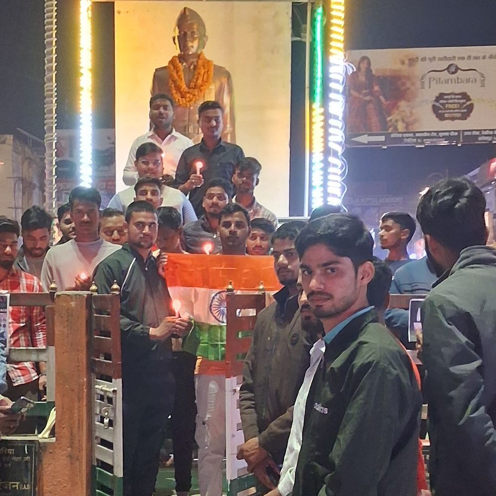 देवरिया में पुलवामा शहीदों की याद में कैंडल मार्च निकाला:छात्रों ने देशभक्ति के नारों के साथ दी श्रद्धांजलि, मौन रखा