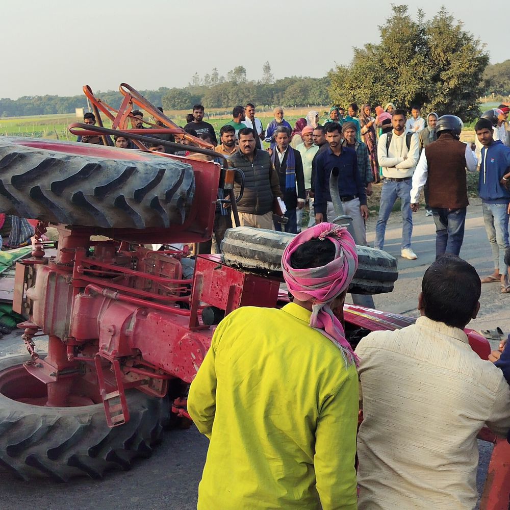 उन्नाव में ओवरलोड ट्रैक्टर ट्रॉली पलटी, एक की मौत:सण्डीला मार्ग पर हादसा, दो अन्य गंभीर घायल