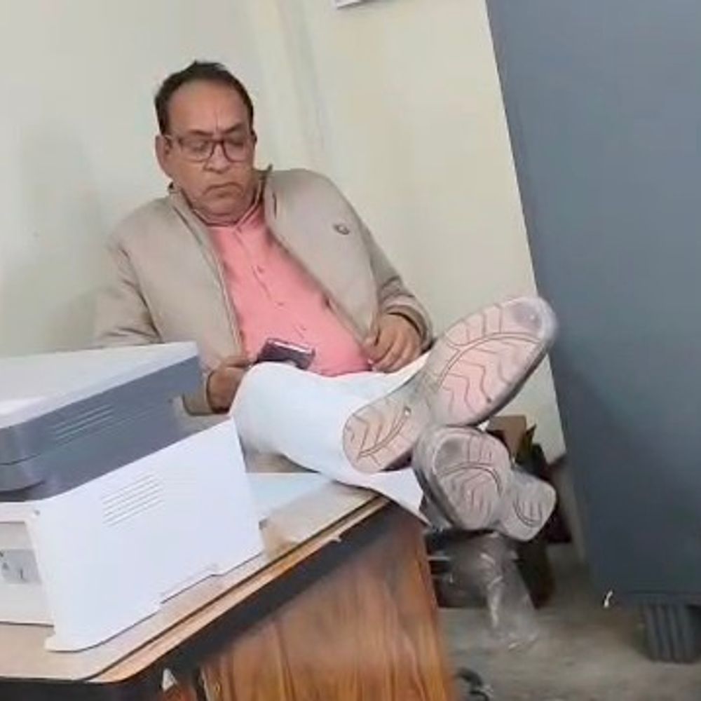 ऑफिस में अनुचित व्यवहार पर लेखा पर्यवेक्षक के खिलाफ कार्रवाई:  वीडियो वायरल होने पर DEO ने वेतनवृद्धि रोकी, दोबारा गलती पर टर्मिनेट करने की चेतावनी – Manendragarh-Chirmiri-Bharatpur News