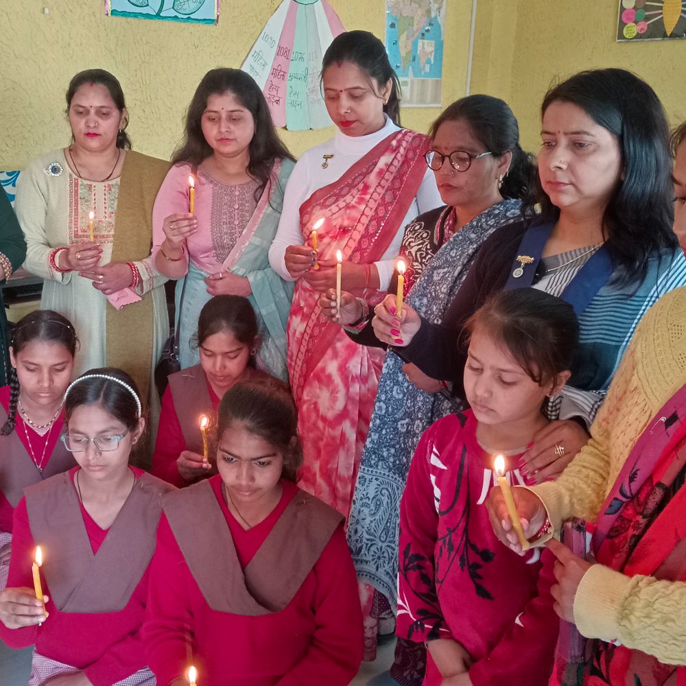 संभल में पुलवामा शहीदों को याद किया गया:इनरव्हील क्लब हार्टबीट ने दी श्रद्धांजलि, काला दिवस के रूप में मनाया