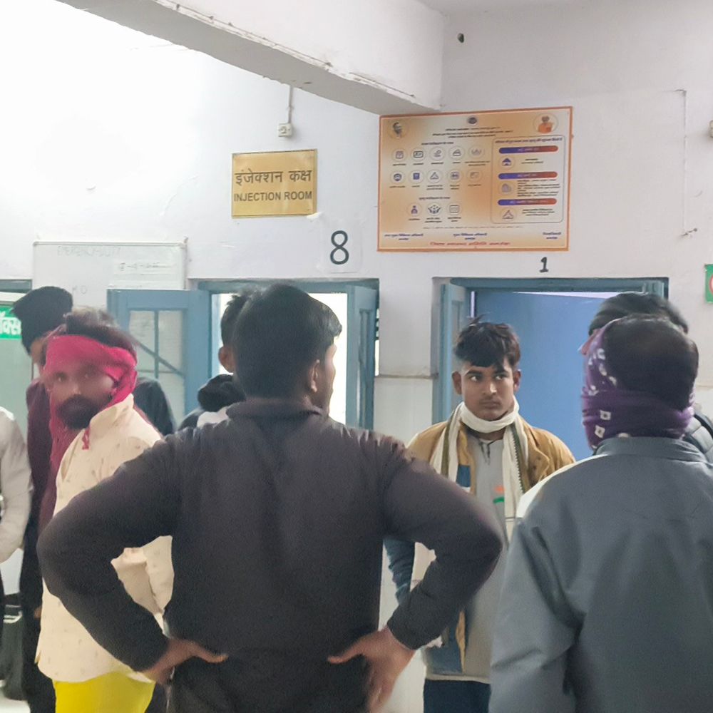 अमरोहा में कांवड़ियों की बाइक दुर्घटनाग्रस्त, दो घायल:हरिद्वार जा रहे थे बुलंदशहर के दो कांवड़िए, हायर सेंटर रेफर