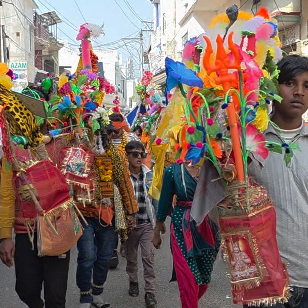 लाखों कांवड़ियों की सुरक्षा में पुलिस-प्रशासन तैनात:संभल कल्कि नगरी बम-बम भोले के जयकारों से गूंजी, बॉक्स फॉर्मेट में रवाना