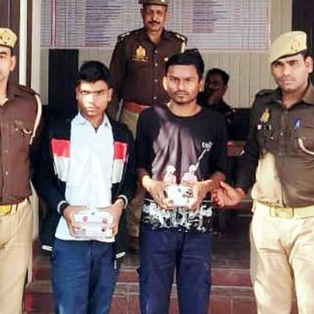 ललितपुर पुलिस ने दो चोर को गिरफ्तार किया:सूने मकान से जेवर-नगदी चोरी का खुलासा