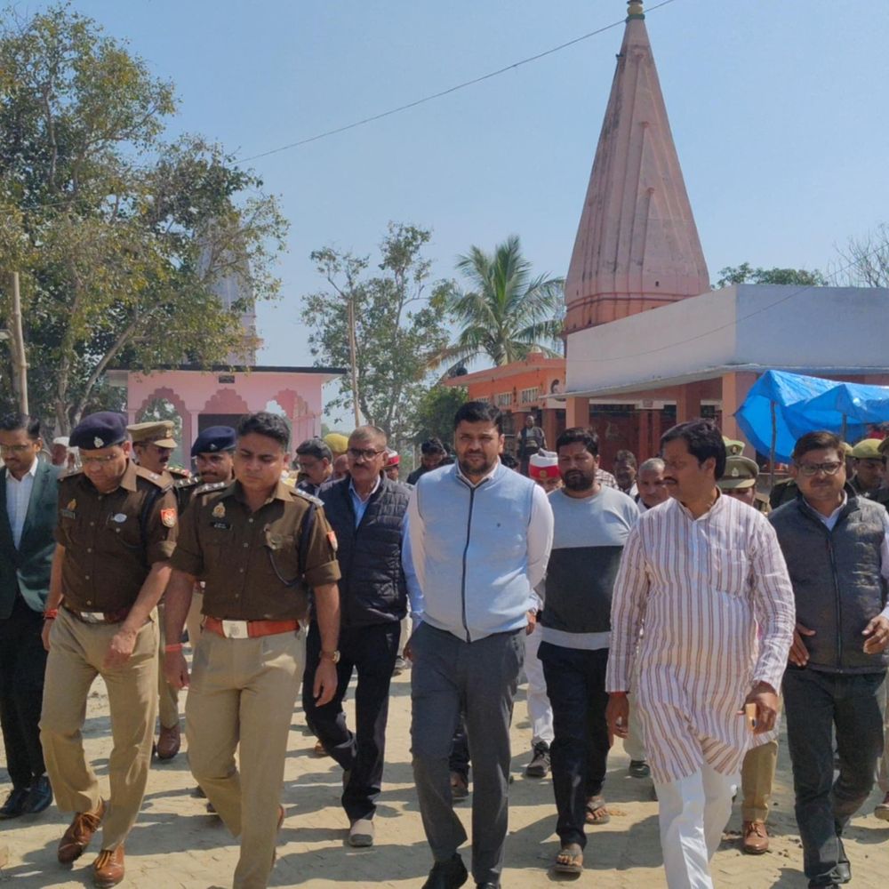 महाशिवरात्रि पर गाजीपुर में प्रशासन अलर्ट:डीएम-एसपी ने महाहर धाम मंदिर का निरीक्षण कर सुरक्षा जांची, दिए दिशा-निर्देश