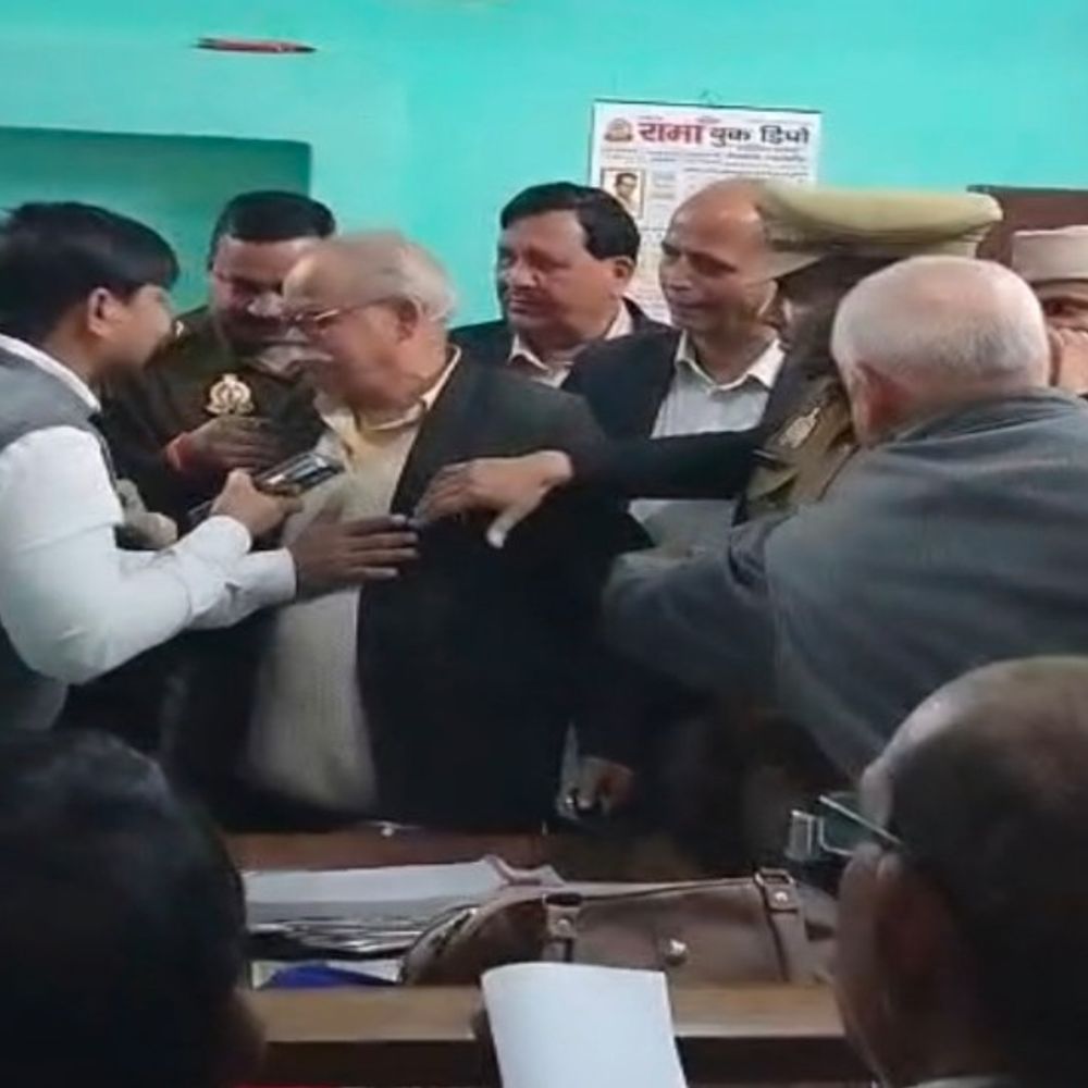 शाहजहांपुर में तहसीलदार को बंधक बनाने के वीडियो सामने आए:कार्यालय में तीन घंटे हंगामा, मनाने आए सिटी मजिस्ट्रेट, एसडीएम और इंस्पेक्टर को वापस जाना पड़ा