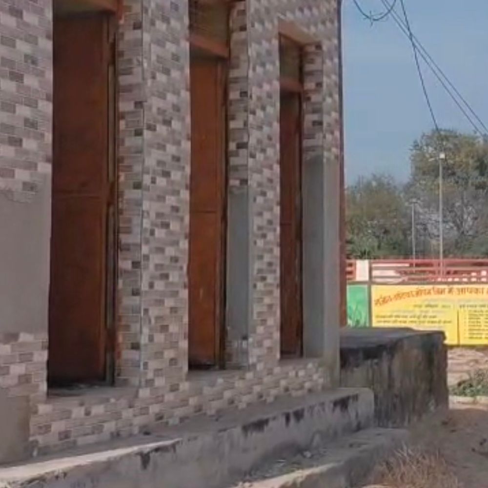 डलमऊ सामुदायिक शौचालय बदहाल, गंदगी का अंबार:रायबरेली में लाखों की लागत से बना, शिकायत के बाद भी कार्रवाई नहीं