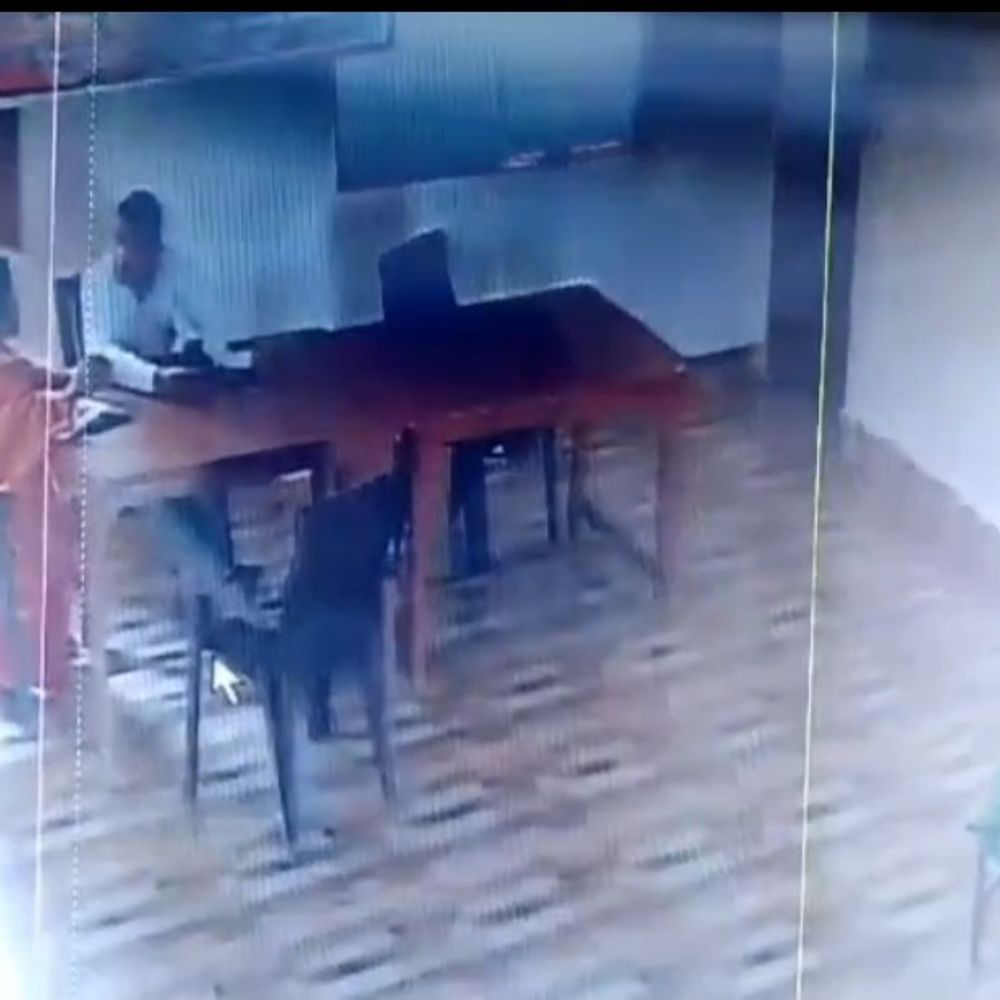 महिला के साथ आपत्तिजनक हालत में दिखे पंचायत सचिव:पंचायत भवन ऑफिस का मामला, डीएम से शिकायत कर कार्रवाई की मांग