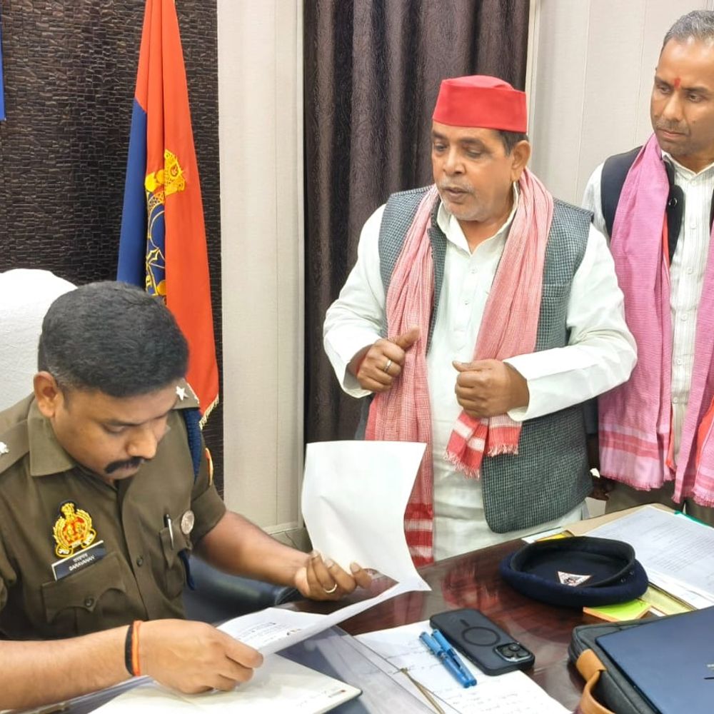 अमेठी में सपा प्रमुख पर अभद्र टिप्पणी पर विरोध:भाजपा कार्यकर्ता पर मुकदमा दर्ज करने की मांग, SP को सौंपा ज्ञापन