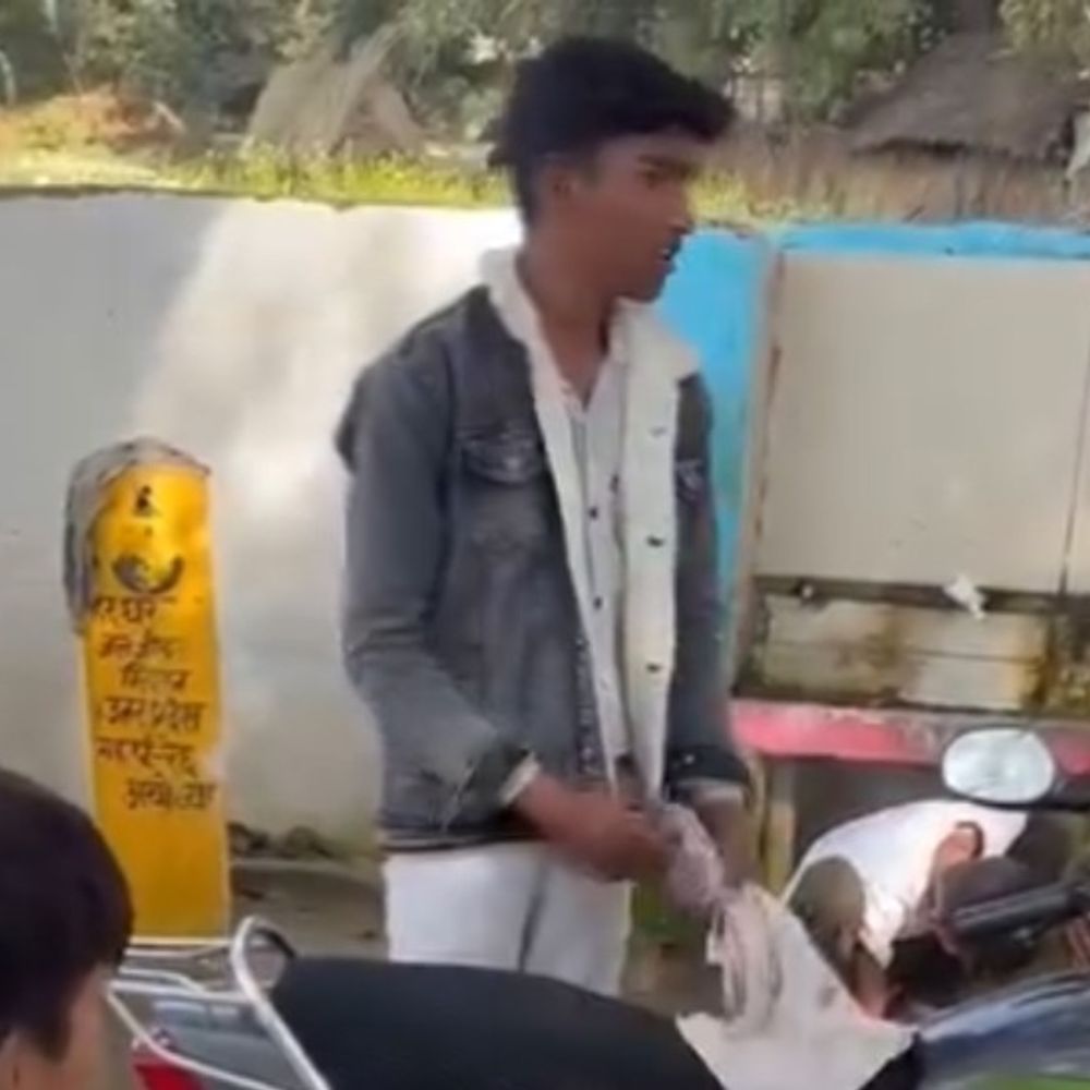 अयोध्या के स्कूल में बच्चों से धुलवाई गईं बाइक-कार, VIDEO:छात्र बोले- ये जुल्म देखना पड़ रहा, नियमों के बावजूद कराई गई सफाई