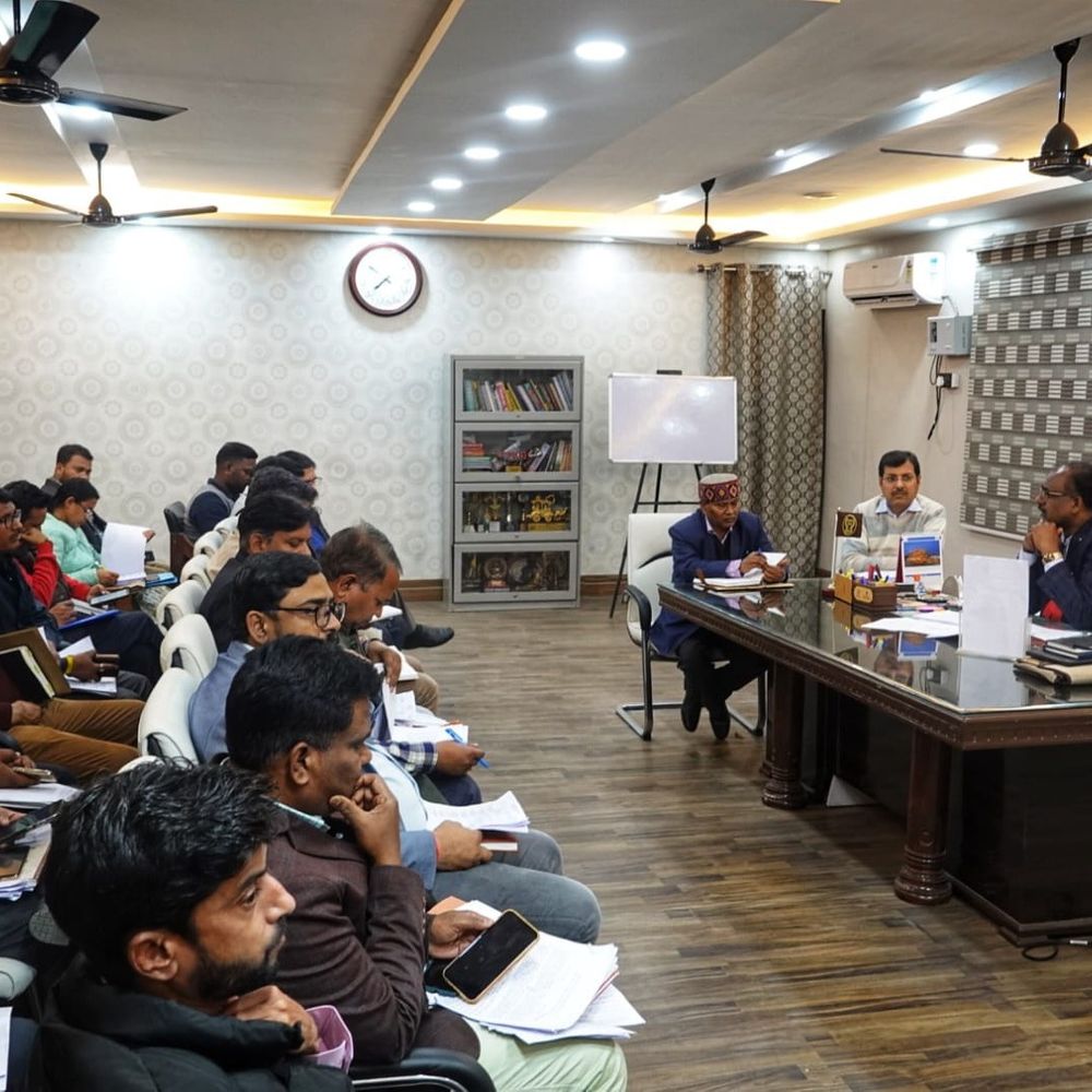 महराजगंज DM ने CM डैशबोर्ड पर विकास कार्यों की समीक्षा:संतोष कुमार शर्मा ने खराब प्रगति पर जताई नाराजगी, दिए निर्देश