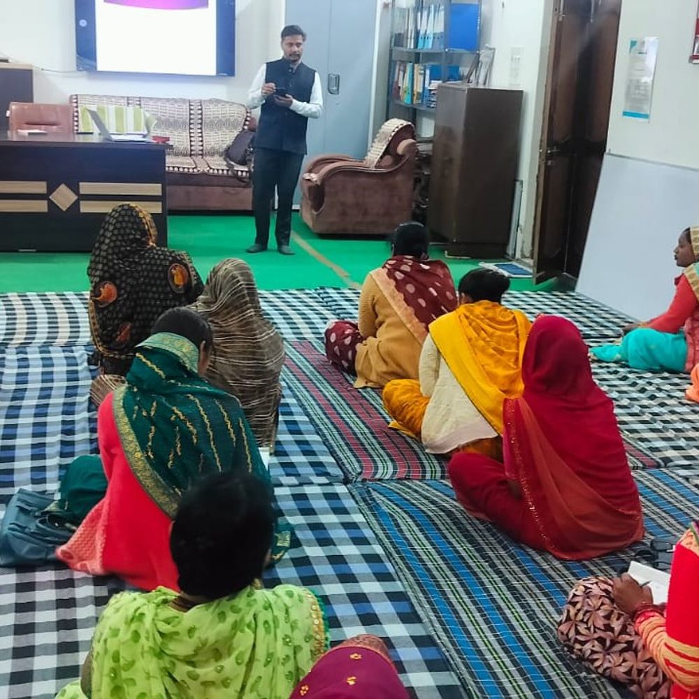 औरैया में महिलाओं को डिजिटल मार्केटिंग प्रशिक्षण:अपेक्षा समिति ने आत्मनिर्भर बनाने के लिए सिखाया ऑनलाइन विपणन