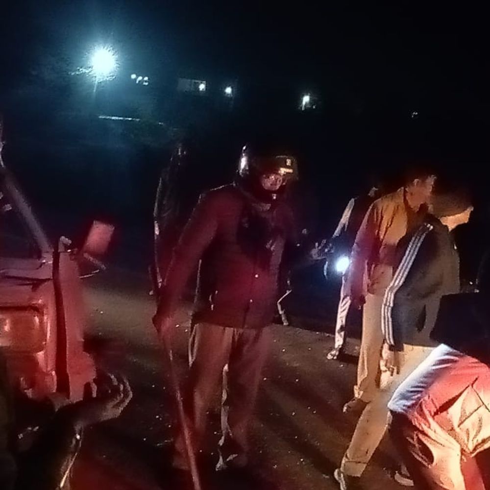 उन्नाव में सड़क हादसे में 6 लोग घायल:बारात से लौट रही वैन अज्ञात वाहन से टकराई, दो घायल कानपुर रेफर