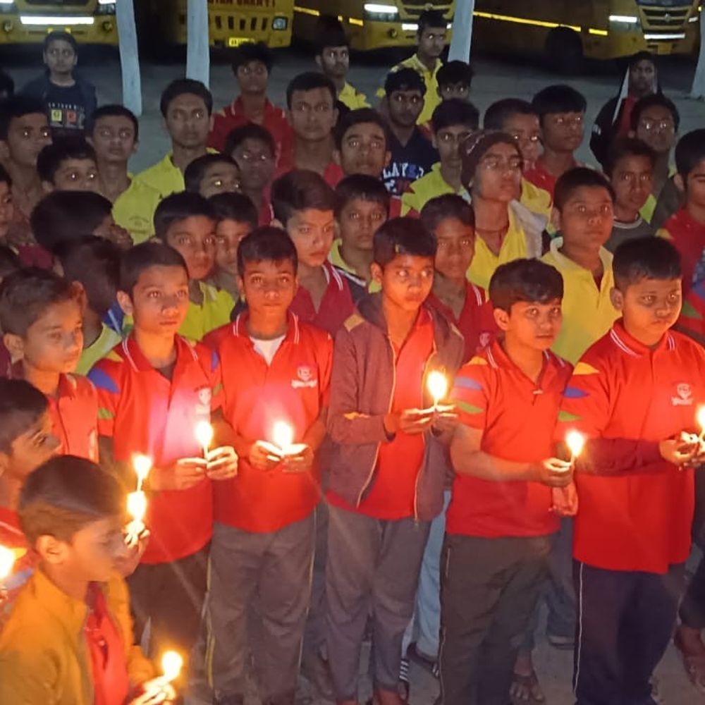 नवादा में पुलवामा शहीदों को श्रद्धांजलि दी गई:  हिसुआ के स्कूल में वीर जवानों को किया गया नमन – Nawada News