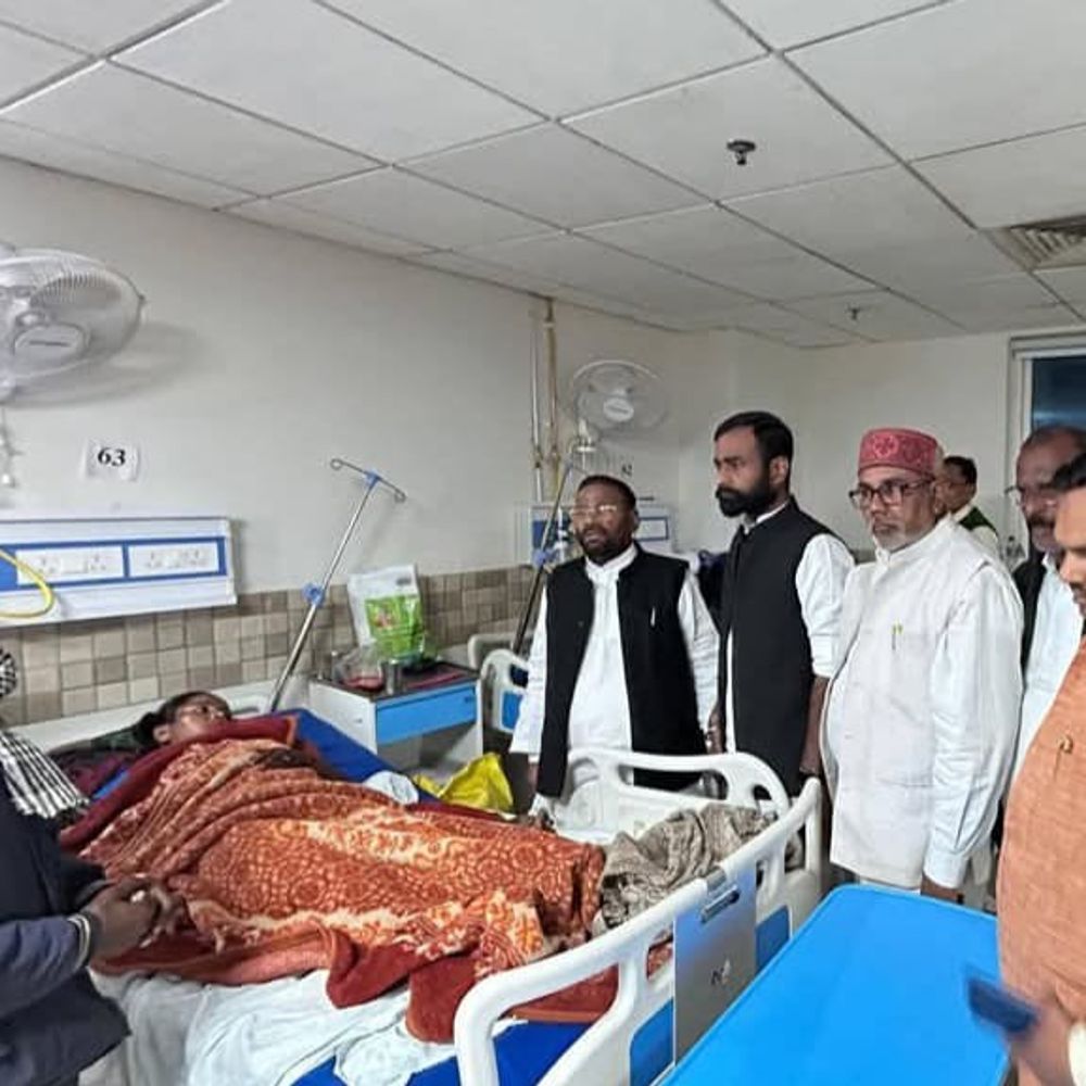 स्वामी प्रसाद मौर्य गंगा एक्सप्रेसवे पर घायल युवती से मिले:KGMU में चल रहा है इलाज, परिजनों को सांत्वना दी