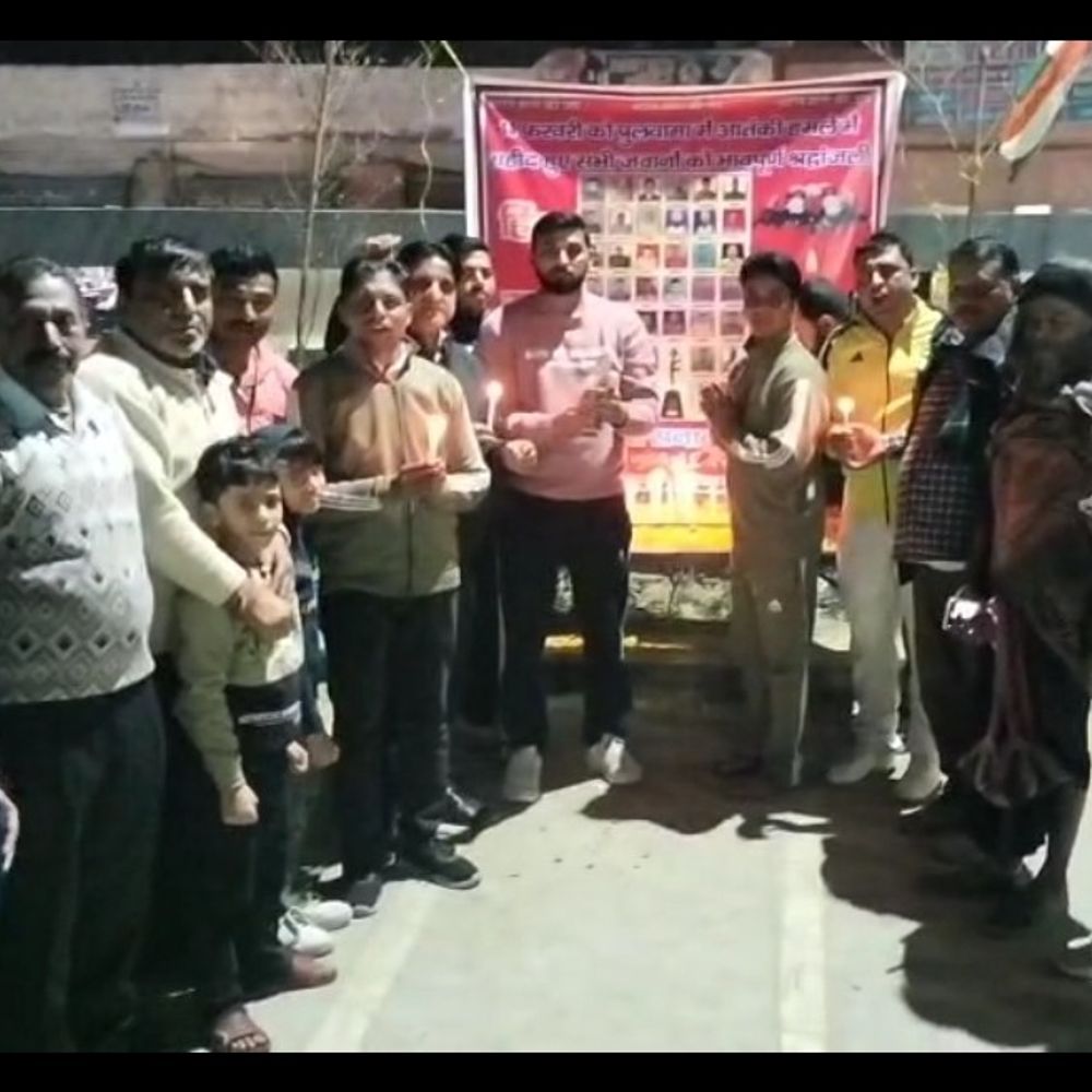 हिंदू रक्षा दल ने पुलवामा शहीदों को दी श्रद्धांजलि:शामली में 14 फरवरी को 'ब्लैक डे' बताया, मोमबत्तियां जलाकर किया याद