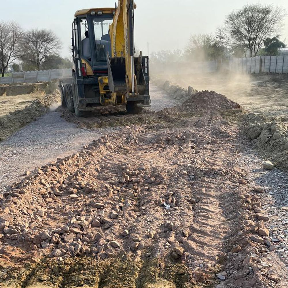 मथुरा में अवैध कॉलोनी पर चला बुलडोजर:एमवीडीए ने गोवर्धन रोड पर की ध्वस्तीकरण की कार्रवाई