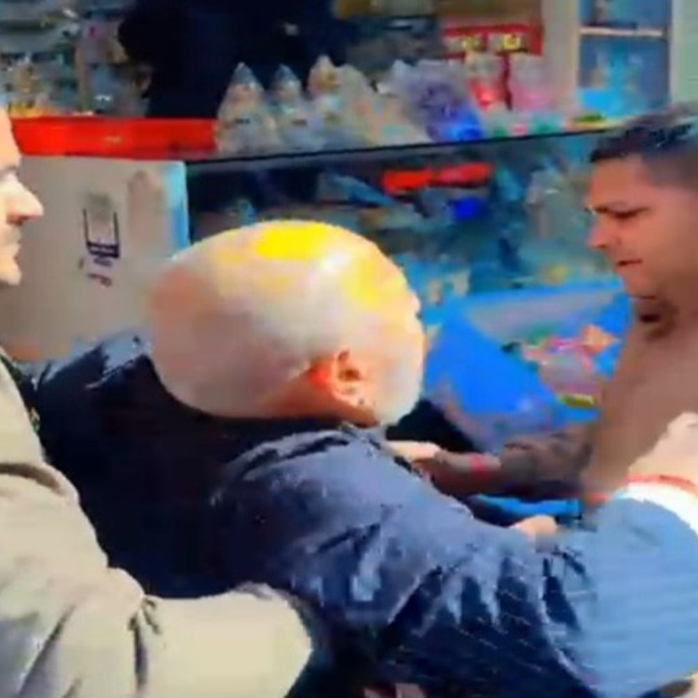 बांके बिहारी मंदिर के गोस्वामी ने श्रद्धालु से की मारपीट:बेंत मारकर फोड़ा सर, खून से नहाया श्रद्धालु