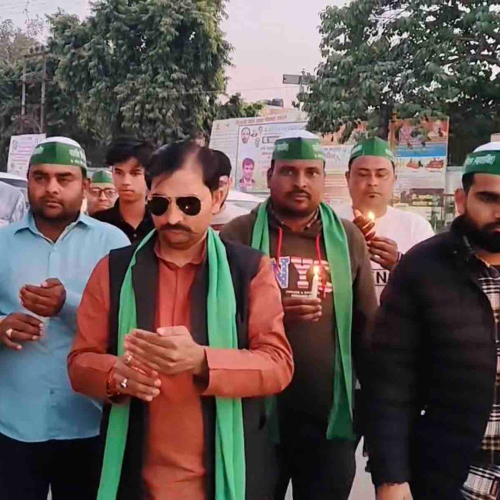 पुलवामा शहीदों को कैंडल मार्च निकालकर श्रद्धांजलि:बुलंदशहर में बोले- देश पुलवामा हमले के शहीदों को हमेशा याद रखेगा